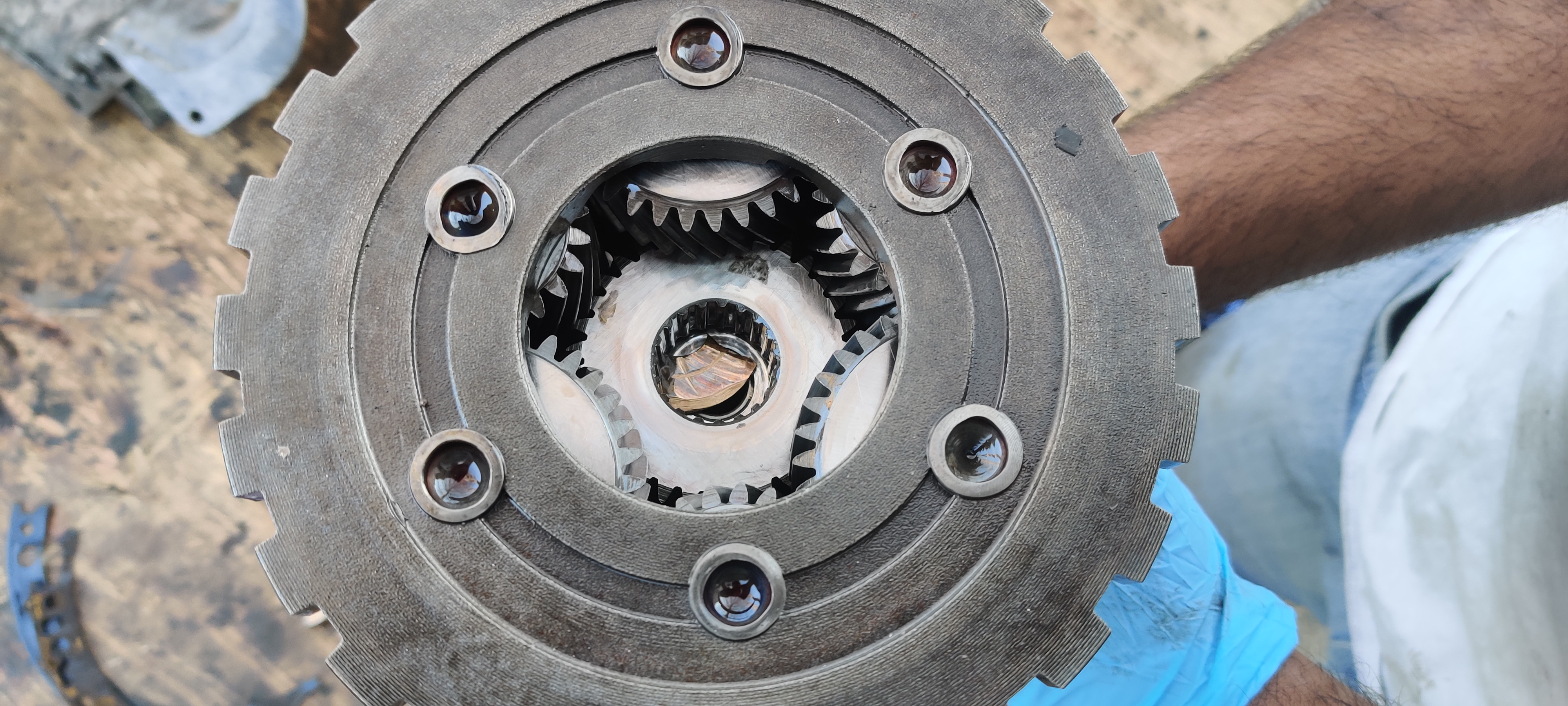 Looking into the planetary gear set, do you see the brass bearing sticking through the middle?